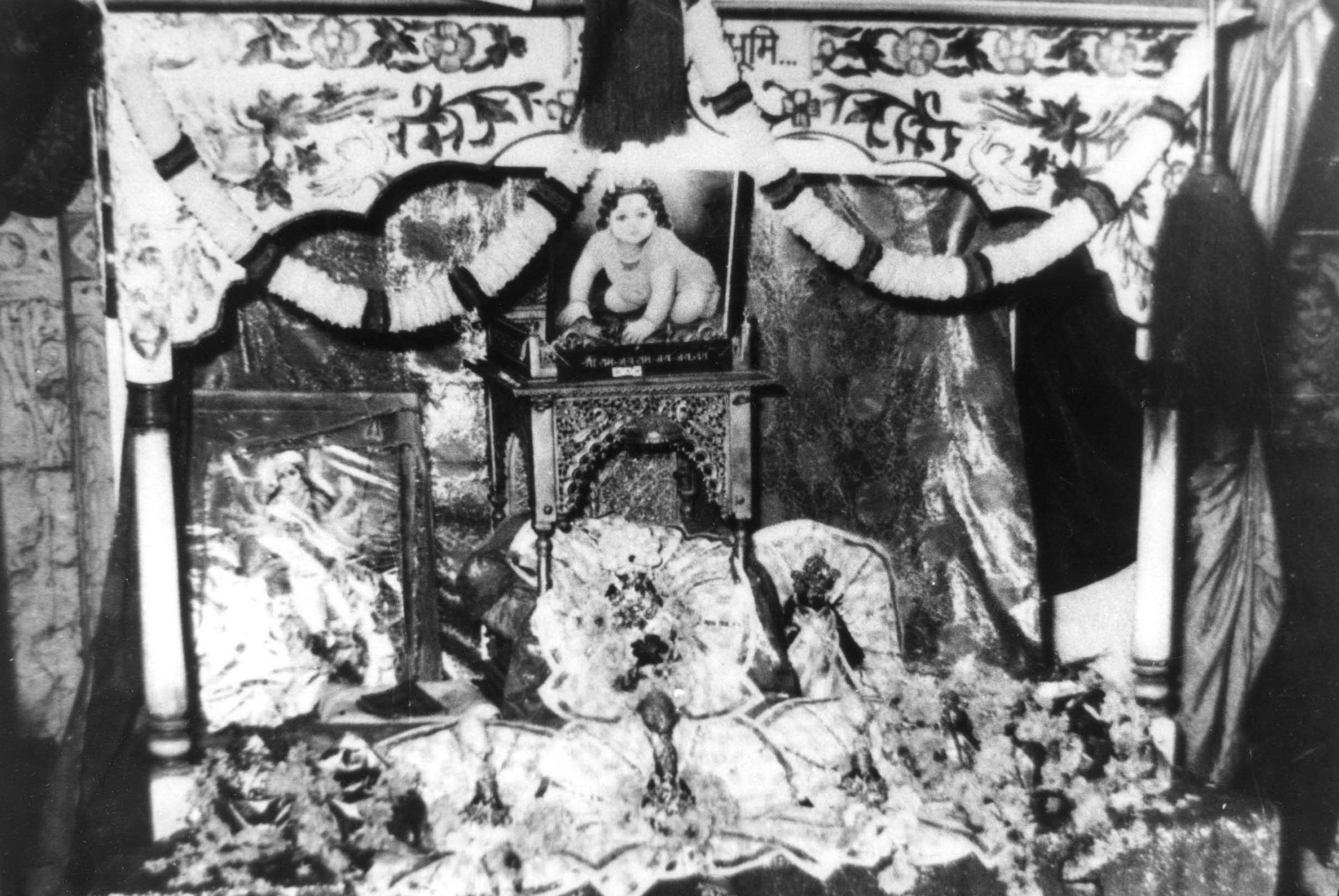 An image showing the idols placed in the disputed site on the intervening night of Dec 22-23, 1949. Credit: TPML Archives